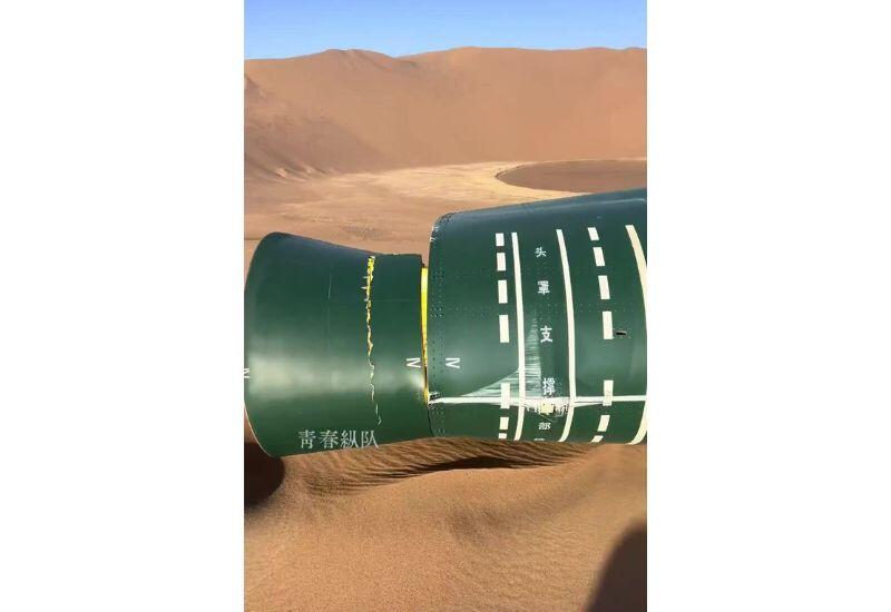 В пустыне в Китае люди обнаружили странный предмет