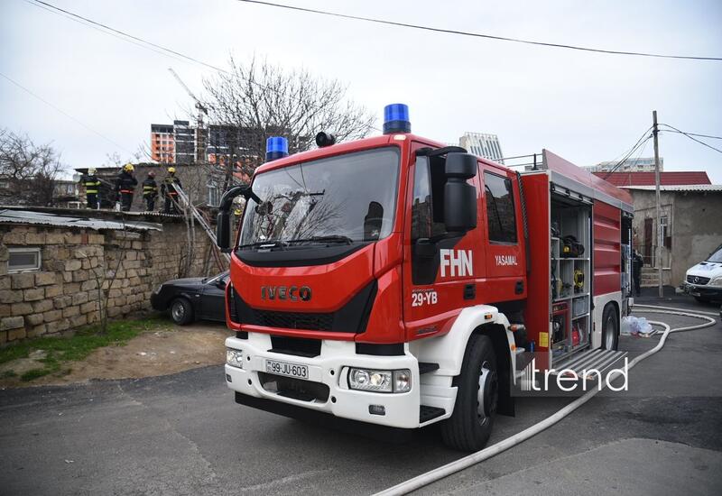 В Баку произошел пожар в жилом доме, жители эвакуированы