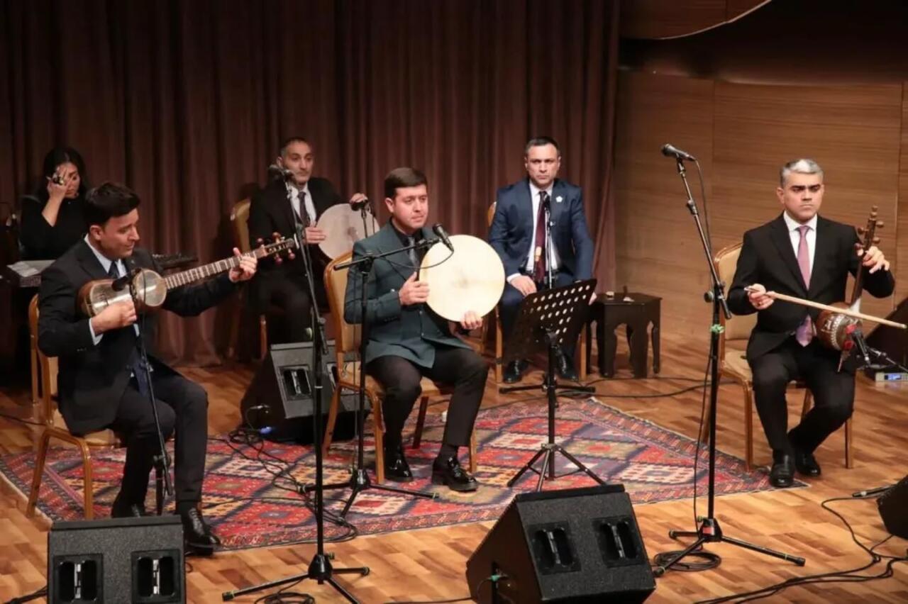 В Баку прошел литературно-художественный вечер в честь узбекского поэта и мыслителя Алишера Навои