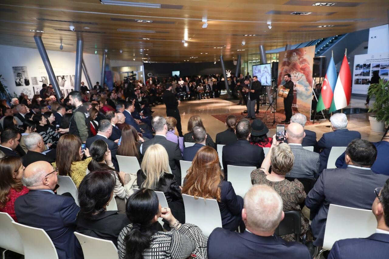 Венгерское искусство гобеленов в Баку – очарование великолепных пейзажей