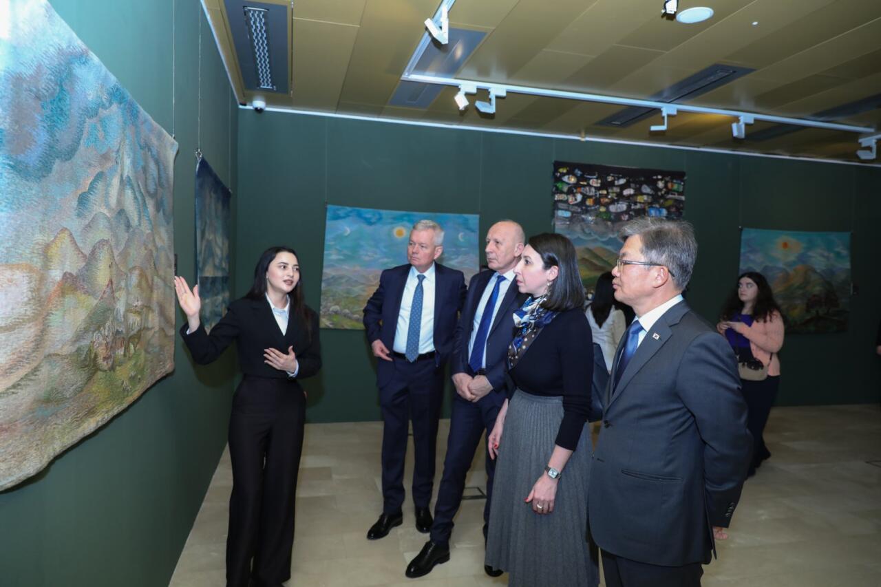 Венгерское искусство гобеленов в Баку – очарование великолепных пейзажей