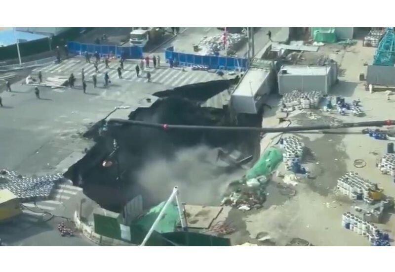 В Шанхае образовалась гигантская дыра на дороге