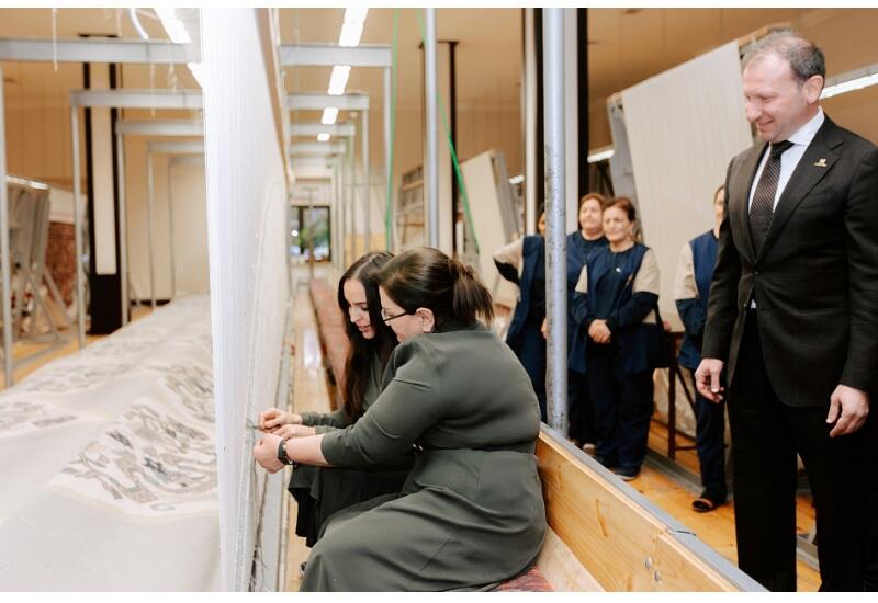 Вице-президент Фонда Гейдара Алиева Лейла Алиева приняла участие в церемонии срезки круглого ковра ручной работы, изготовленного для Шушинской мечети