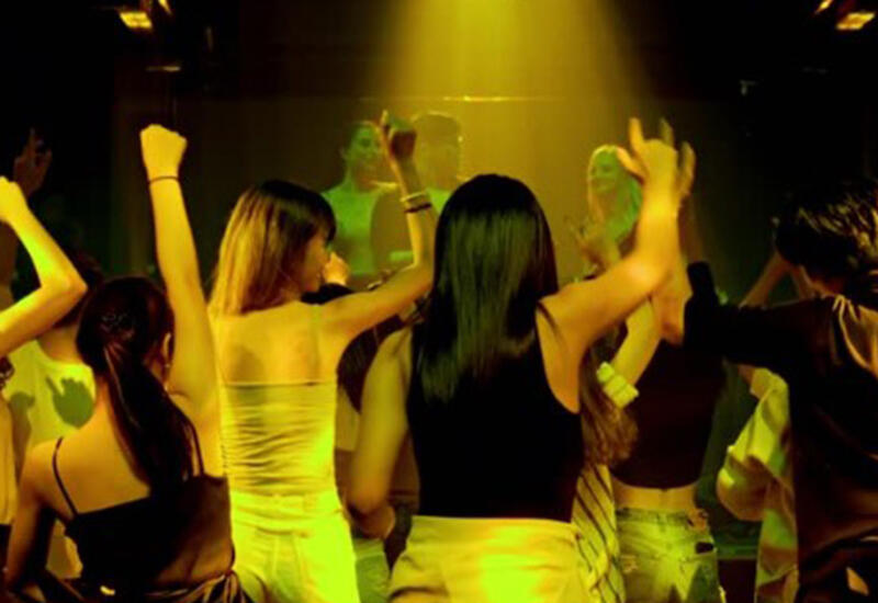 Bakıda “pub”da çəkdiyi əxlaqsız videoları paylaşdı