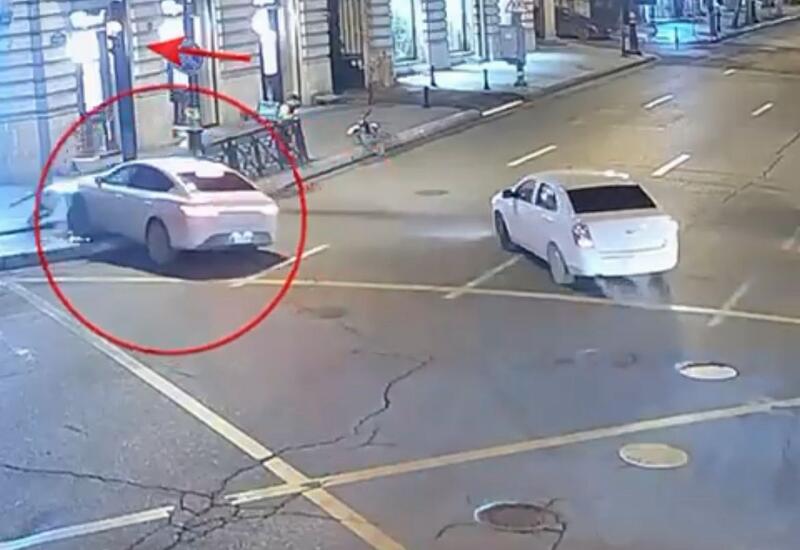 Автомобиль врезался в светофор в Баку