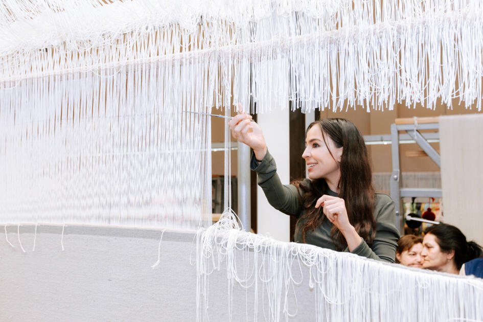 Вице-президент Фонда Гейдара Алиева Лейла Алиева приняла участие в церемонии срезки круглого ковра ручной работы, изготовленного для Шушинской мечети