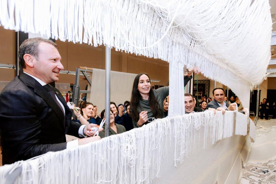 Вице-президент Фонда Гейдара Алиева Лейла Алиева приняла участие в церемонии срезки круглого ковра ручной работы, изготовленного для Шушинской мечети