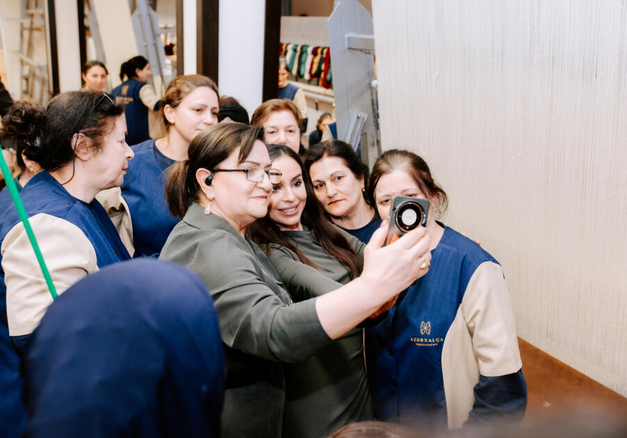 Вице-президент Фонда Гейдара Алиева Лейла Алиева приняла участие в церемонии срезки круглого ковра ручной работы, изготовленного для Шушинской мечети