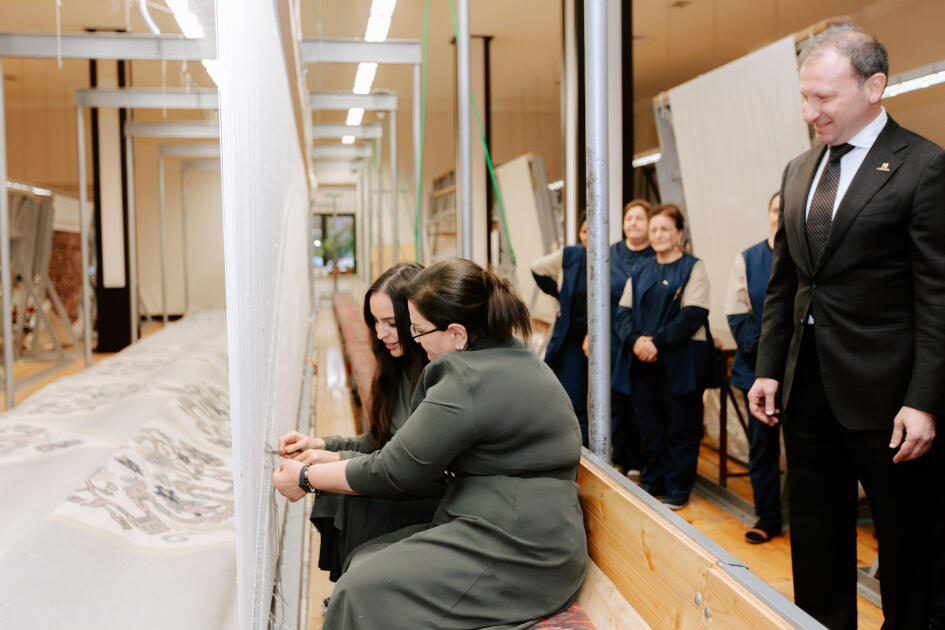 Вице-президент Фонда Гейдара Алиева Лейла Алиева приняла участие в церемонии срезки круглого ковра ручной работы, изготовленного для Шушинской мечети