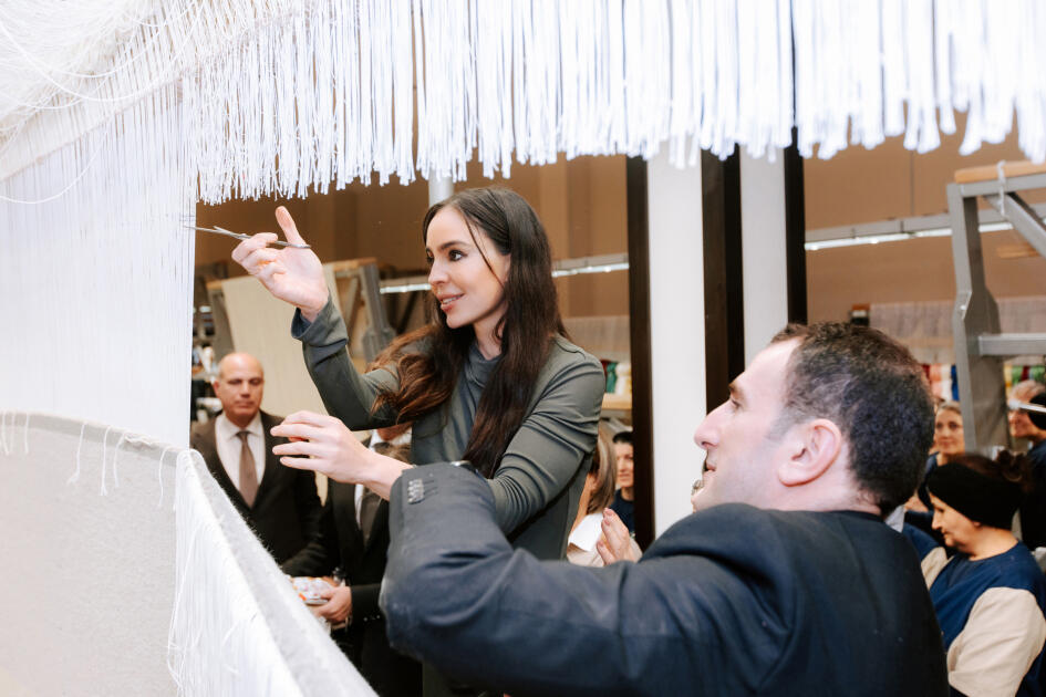 Вице-президент Фонда Гейдара Алиева Лейла Алиева приняла участие в церемонии срезки круглого ковра ручной работы, изготовленного для Шушинской мечети