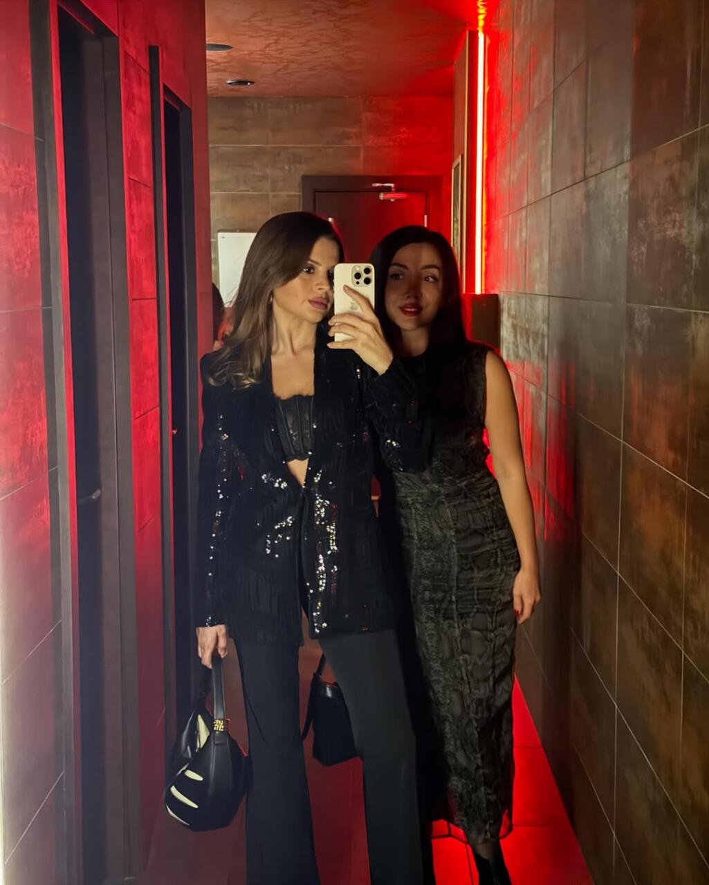 Рандомные фотографии от Айнишан Гулиевой