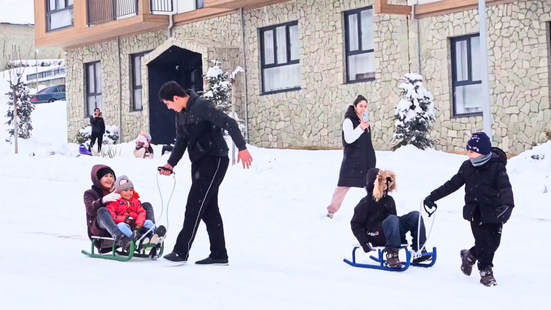 Снежная радость детей в Кяльбаджаре