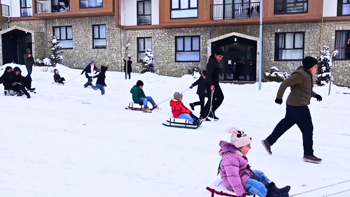Снежная радость детей в Кяльбаджаре