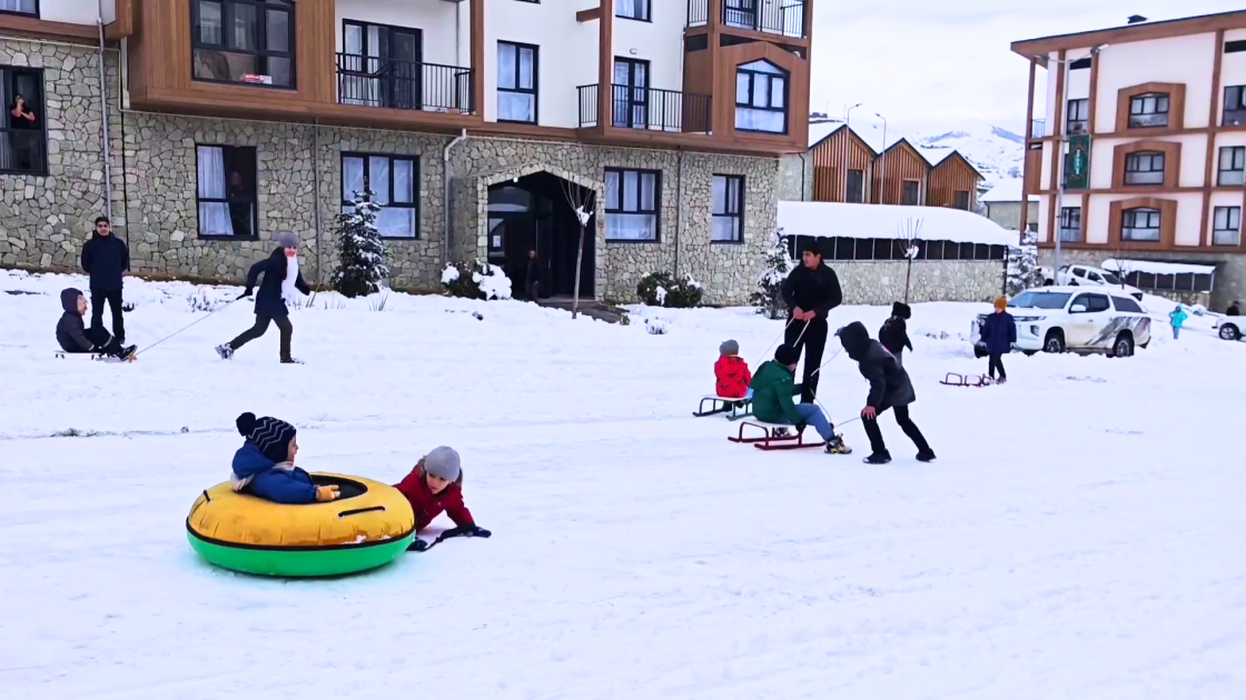 Снежная радость детей в Кяльбаджаре