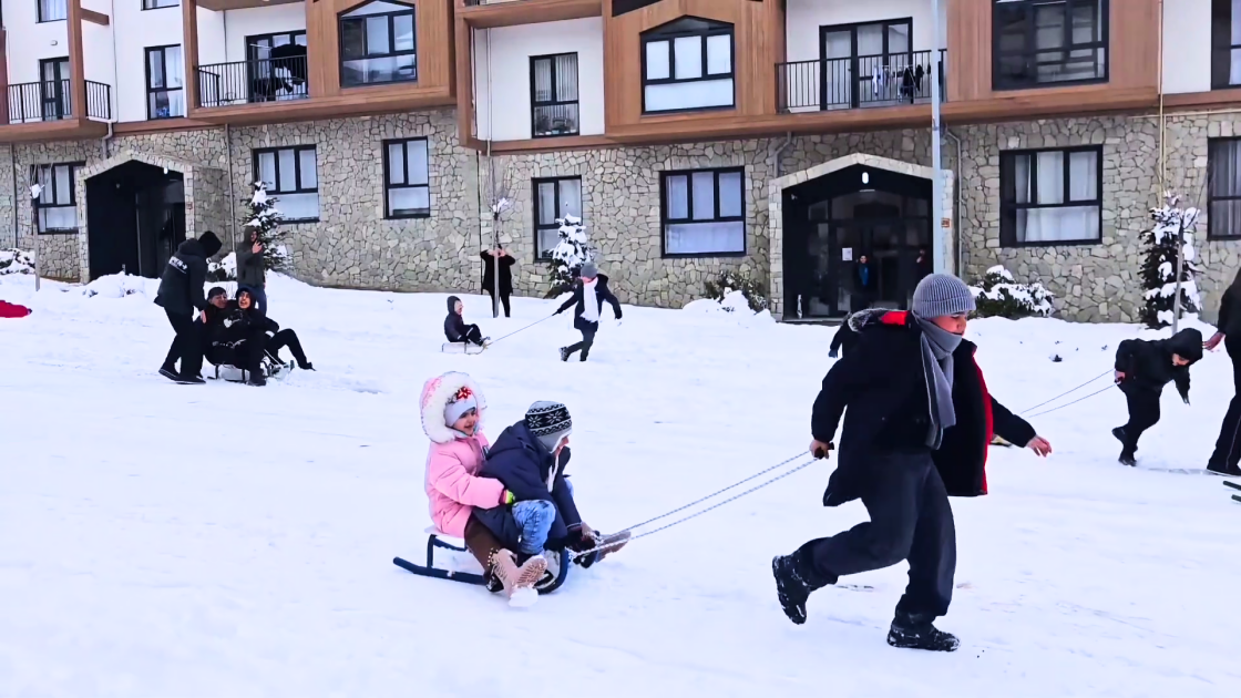 Снежная радость детей в Кяльбаджаре