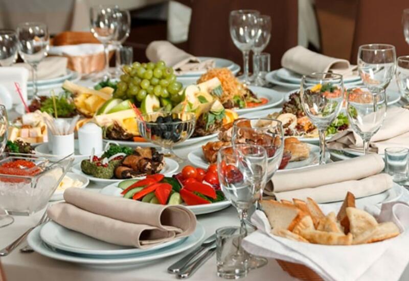 Sabirabadda toy sahibi yeməklərin gizlədildiyini iddia edib aləmi bir-birinə qatdı