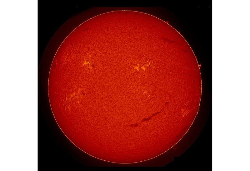 На Солнце появился огромный смайлик
