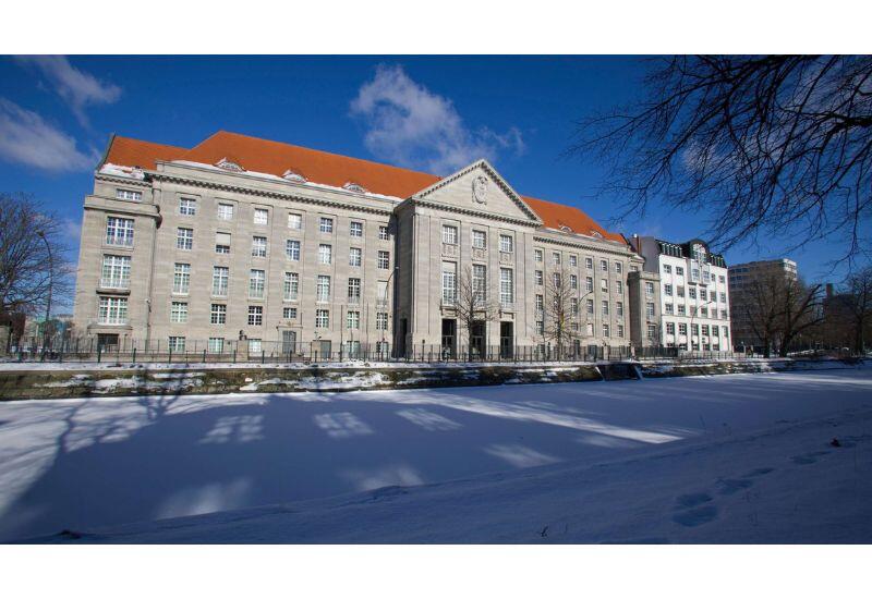 Европа постепенно берет на себя больше ответственности за собственную безопасность