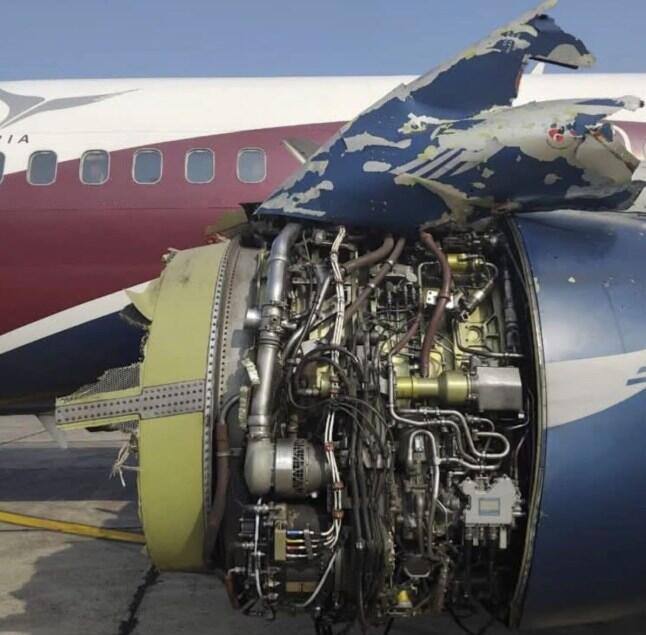 Самолет совершил экстренную посадку из-за развалившегося в небе двигателя