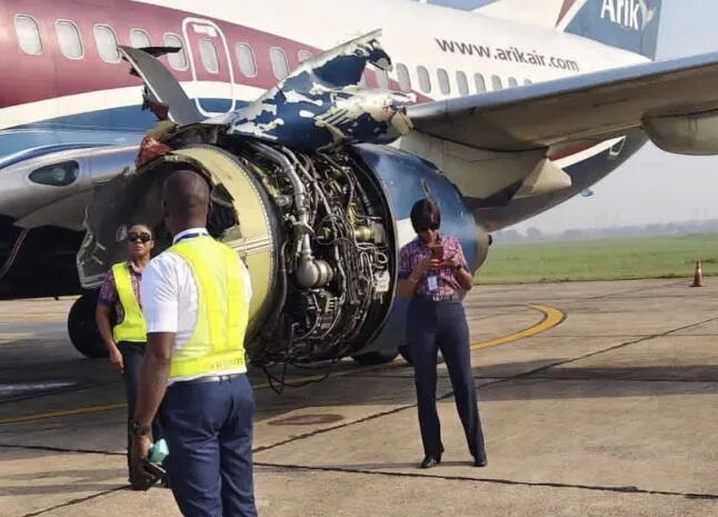 Самолет совершил экстренную посадку из-за развалившегося в небе двигателя