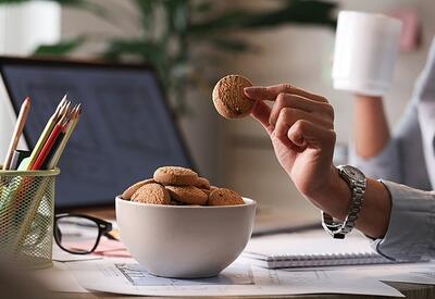 Назван повышающий риск развития деменции перекус