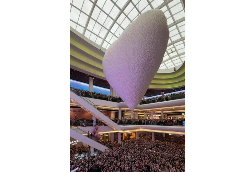 Гигантское облако шаров в честь Дня влюбленных