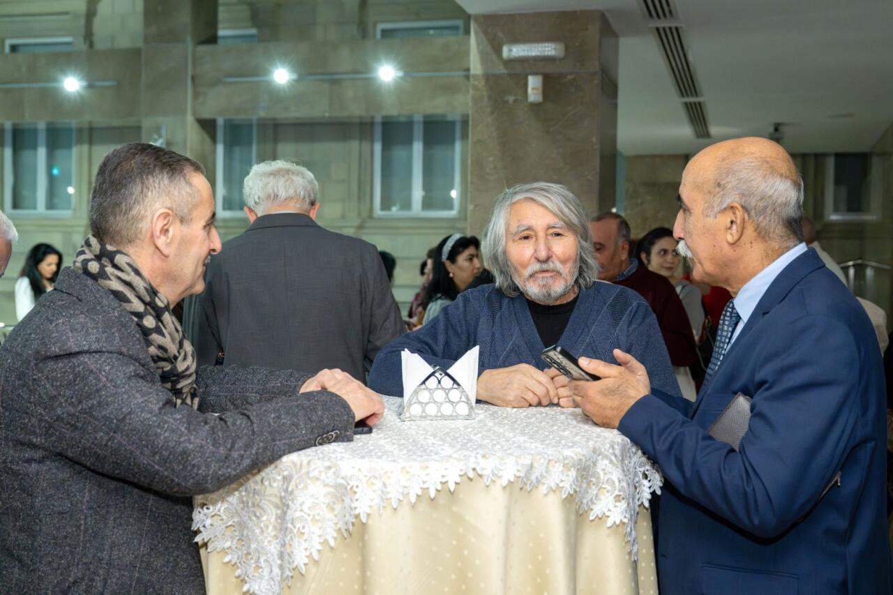 В Баку появились трещины во времени - "Антиномия" Эльчина Шамилли раздвигает границы восприятия