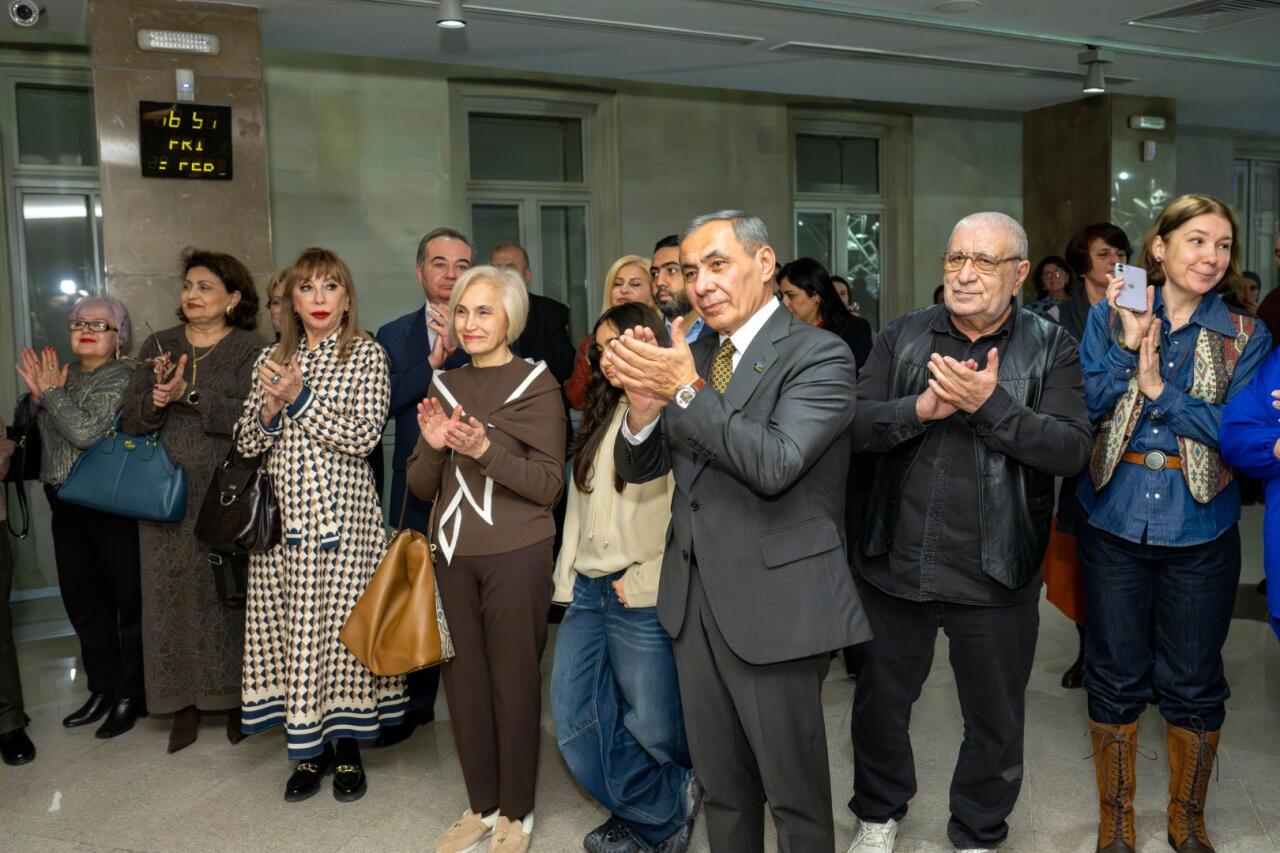 В Баку появились трещины во времени - "Антиномия" Эльчина Шамилли раздвигает границы восприятия
