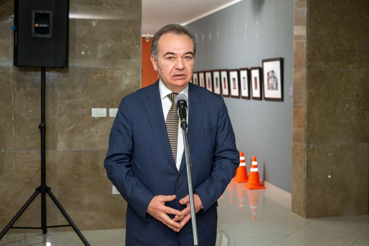 В Баку появились трещины во времени - "Антиномия" Эльчина Шамилли раздвигает границы восприятия