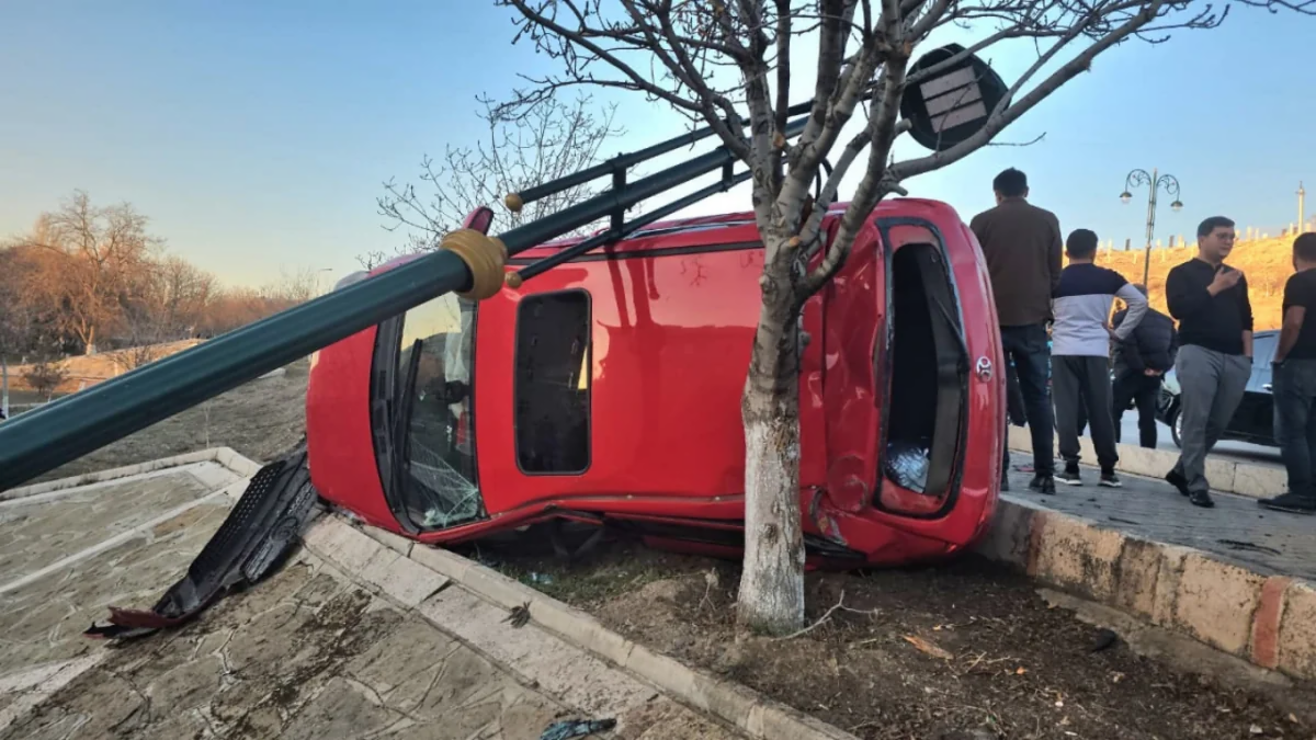 В Нахчыване автомобиль врезался в столб и перевернулся