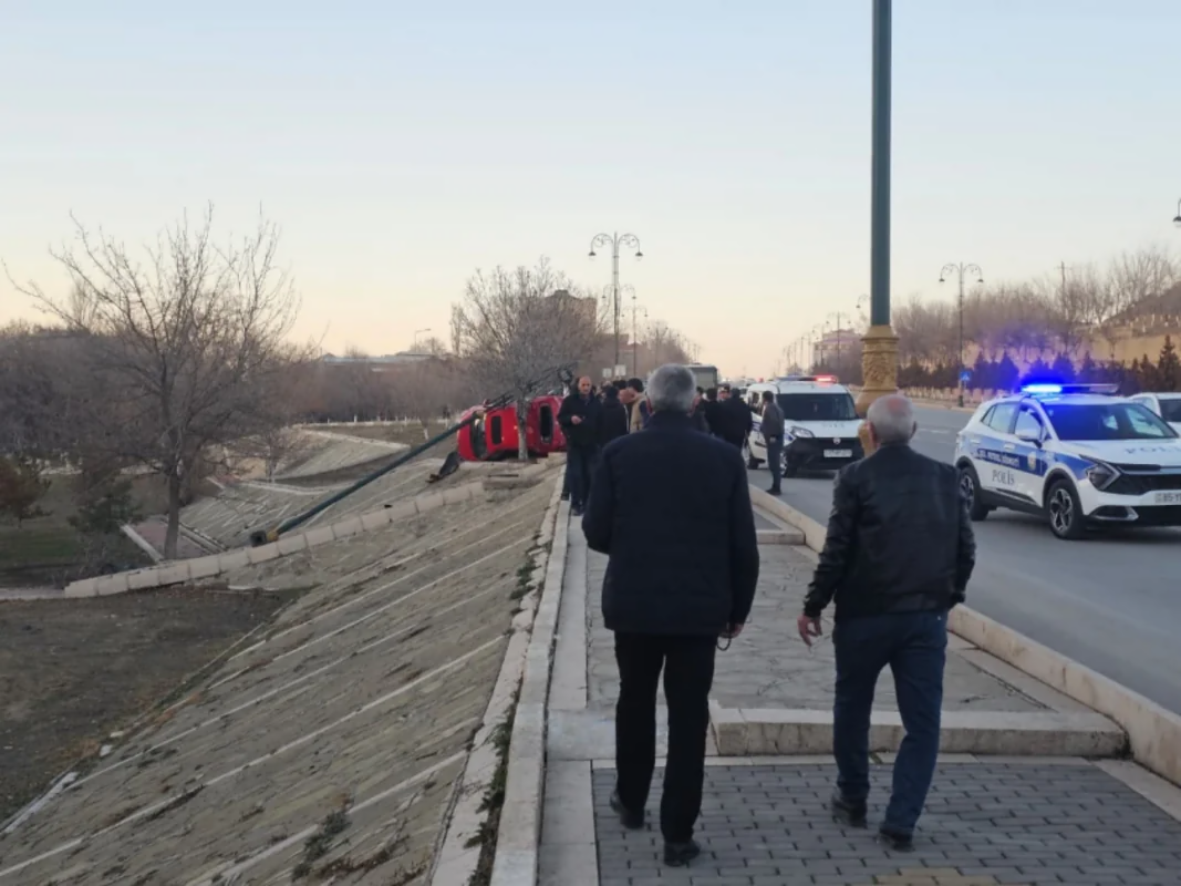 В Нахчыване автомобиль врезался в столб и перевернулся