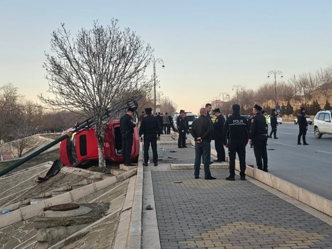 В Нахчыване автомобиль врезался в столб и перевернулся