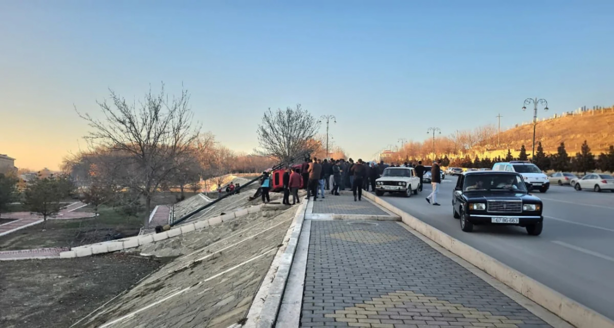 В Нахчыване автомобиль врезался в столб и перевернулся