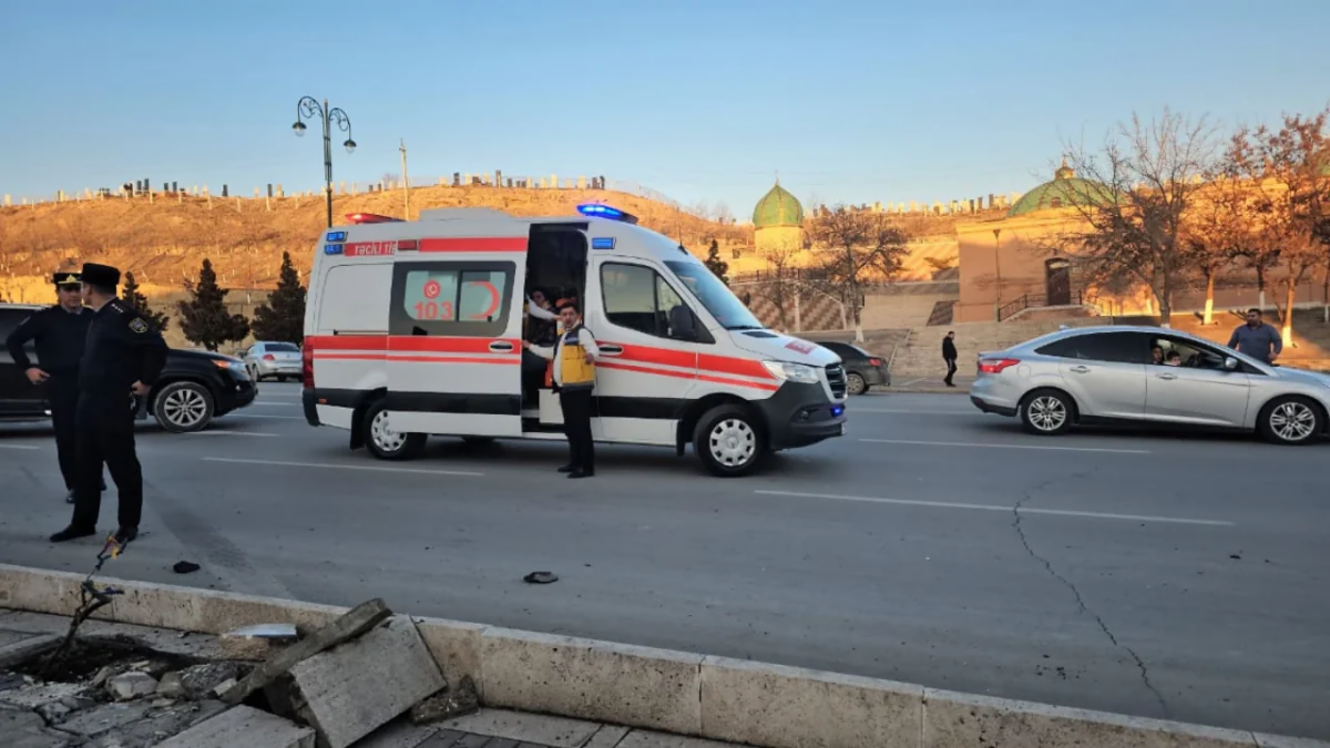 В Нахчыване автомобиль врезался в столб и перевернулся