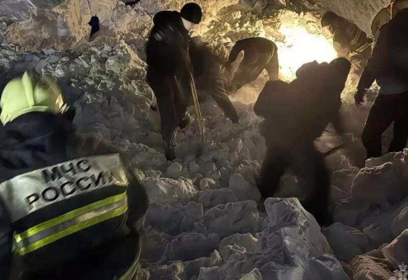 Снежная лавина сошла на детей у катка в России,