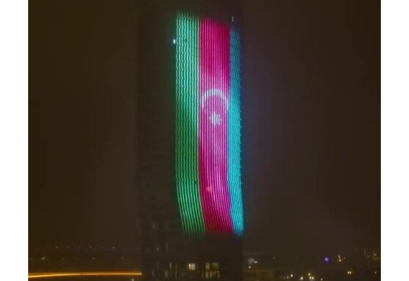 Одно из самых известных зданий Белграда окрасилось в цвета азербайджанского флага