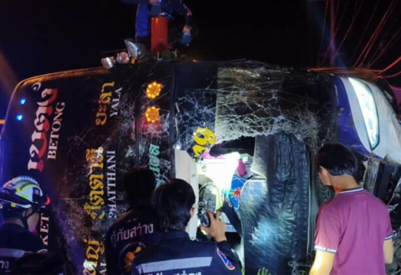 В Таиланде перевернулся пассажирский автобус,