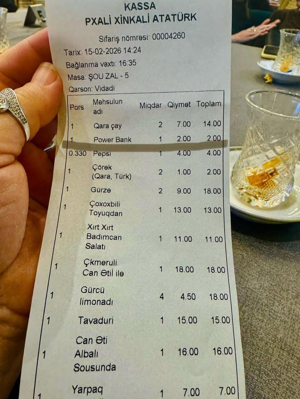 В известном ресторане в Баку клиенту выставили счет за использование power bank