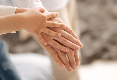 Дерматолог объяснила, как устранить сухость кожи на руках