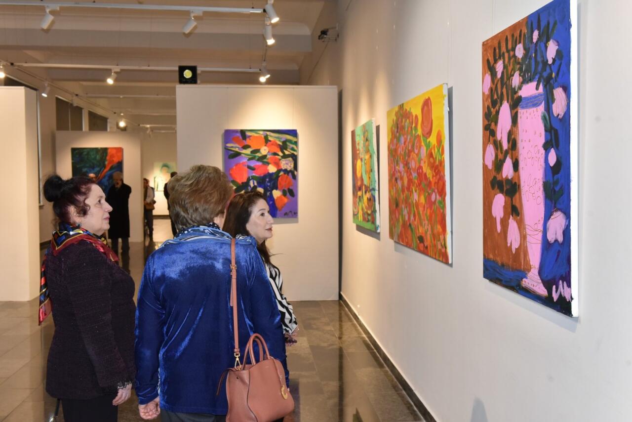 Свет, который не гаснет: в Баку открылась выставка памяти 33-летней художницы Марьям Алакбарли