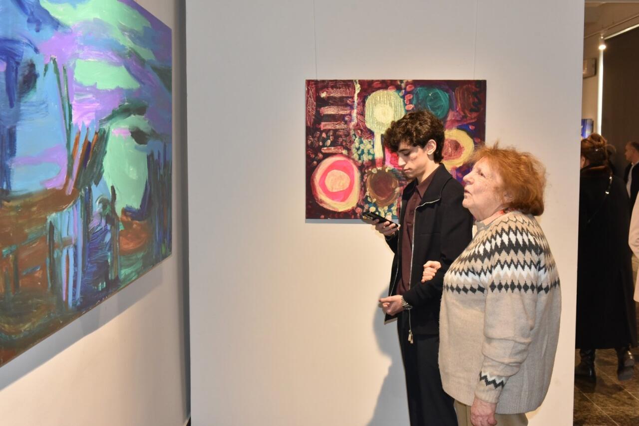 Свет, который не гаснет: в Баку открылась выставка памяти 33-летней художницы Марьям Алакбарли