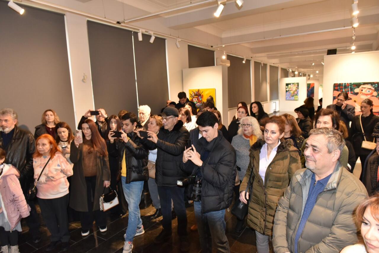 Свет, который не гаснет: в Баку открылась выставка памяти 33-летней художницы Марьям Алакбарли