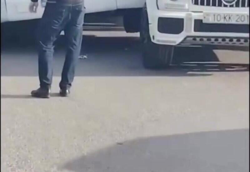 Автобус врезался в два дорогих автомобиля в Баку