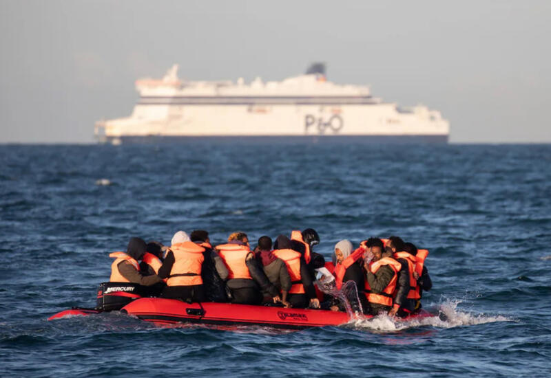 Britaniyada kiçik qayıqla ölkəyə gələn miqrantlara 210 min funt kompensasiya ödənilib