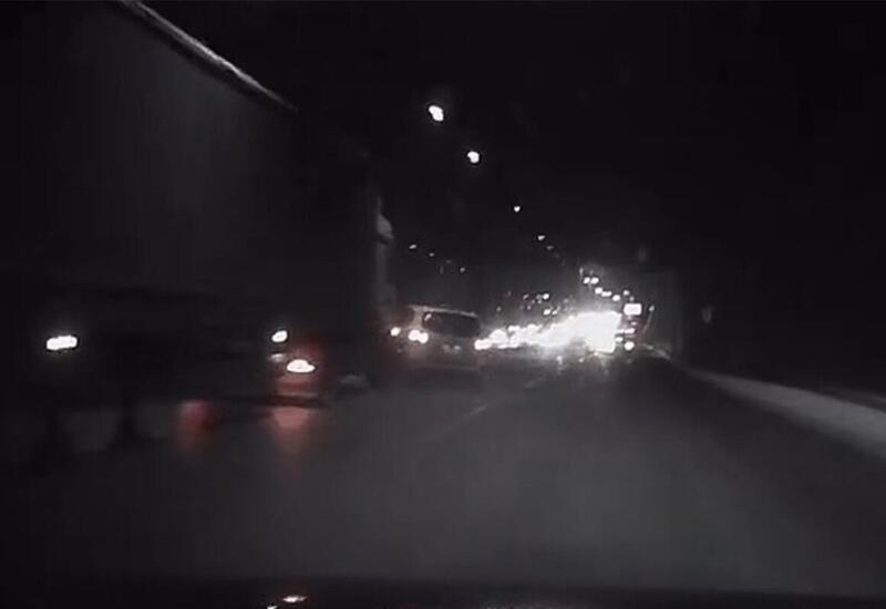 Bakıda ağır QƏZA - Yük maşını minik avtomobilinə çırpıldı