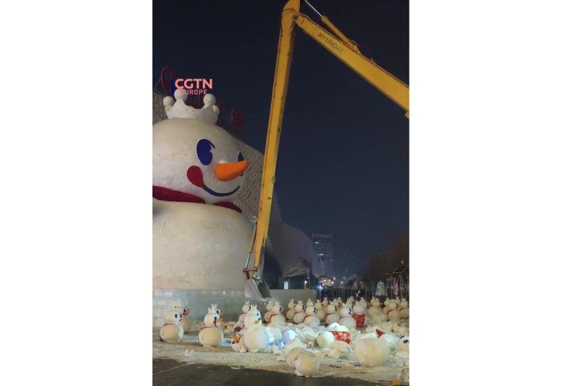 В Китае демонтировали 18-метрового снеговика