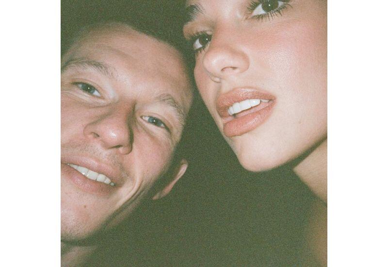 Дуа Липа показала редкие кадры с возлюбленным