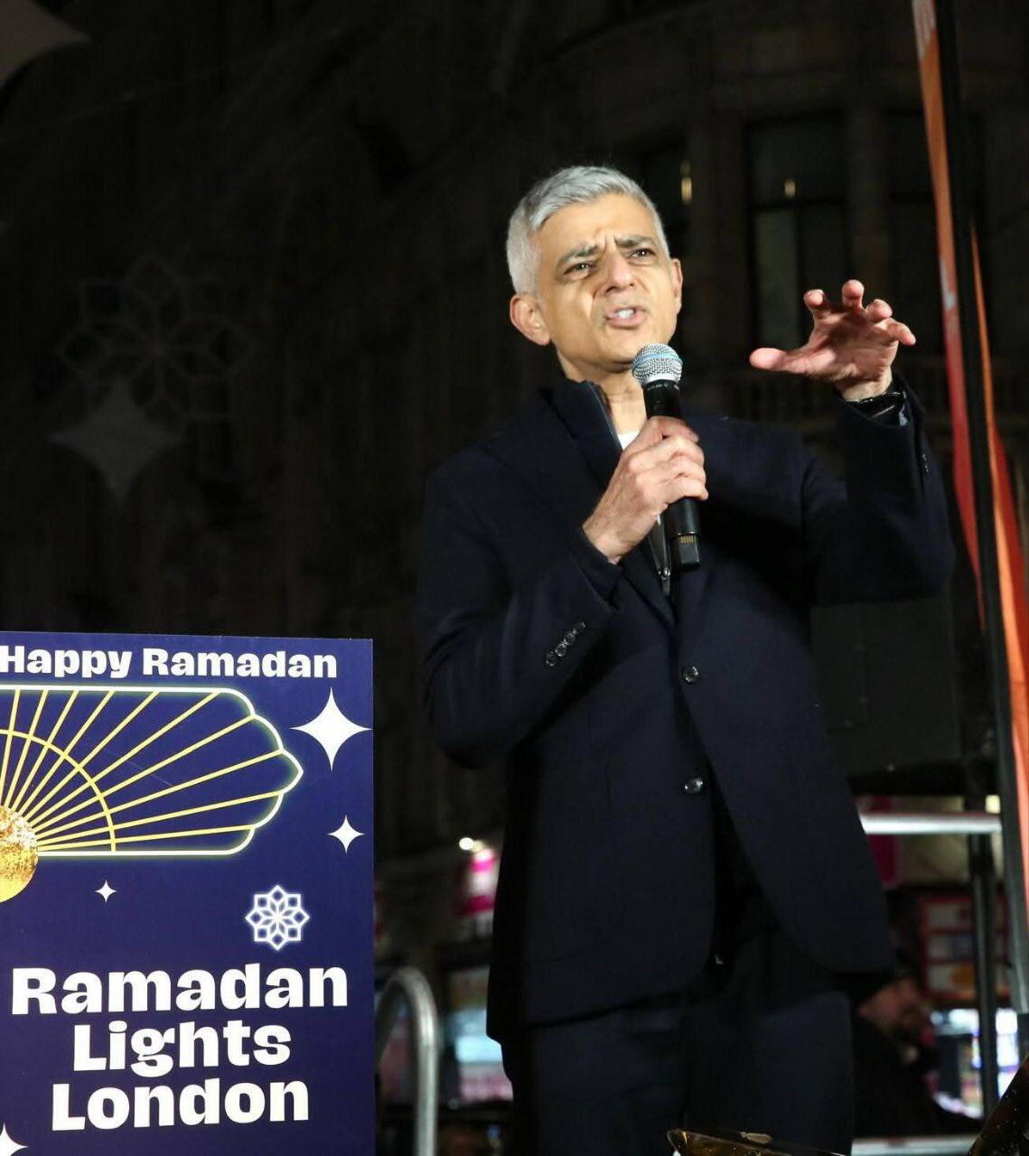 В Лондоне зажгли праздничные огни в честь наступающего Рамазана