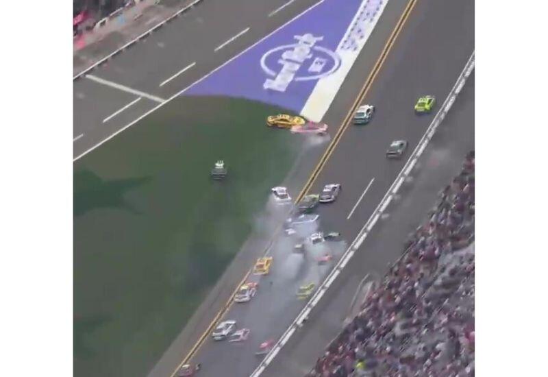 Массовое столкновение автомобилей на гонке в США