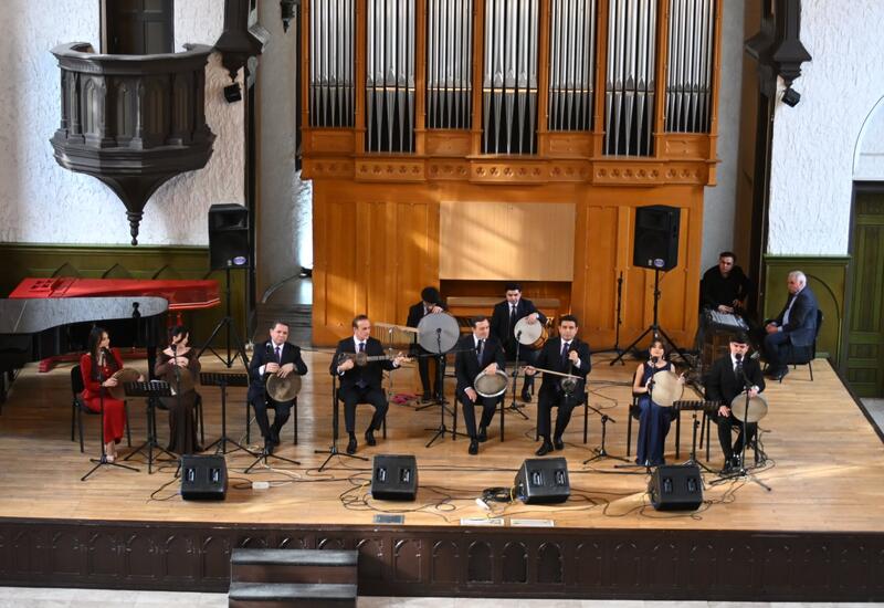 Азербайджанские красавицы вдохновляют древним музыкальным искусством